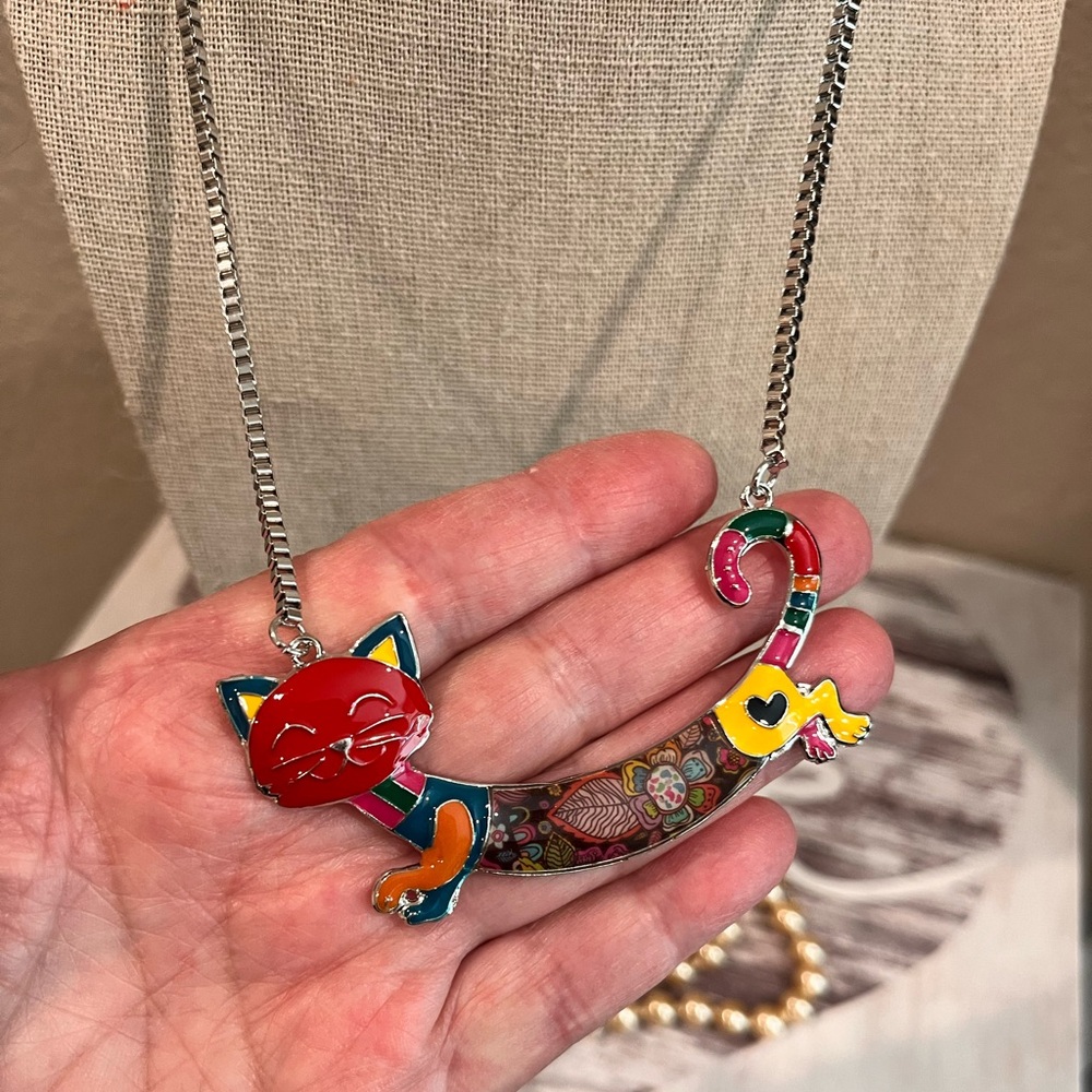 N404 NWT Red Enamel Curved Cat Pendant